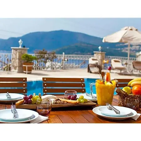Sleeps 8 Pool Air Con Wifi * Καλκάν