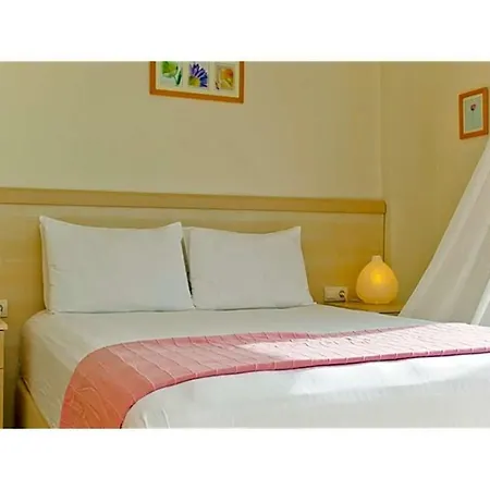 Villa Sleeps 8 Pool Air Con Wifi *